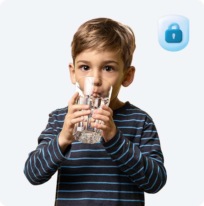 Ребёнок со стаканом чистой воды